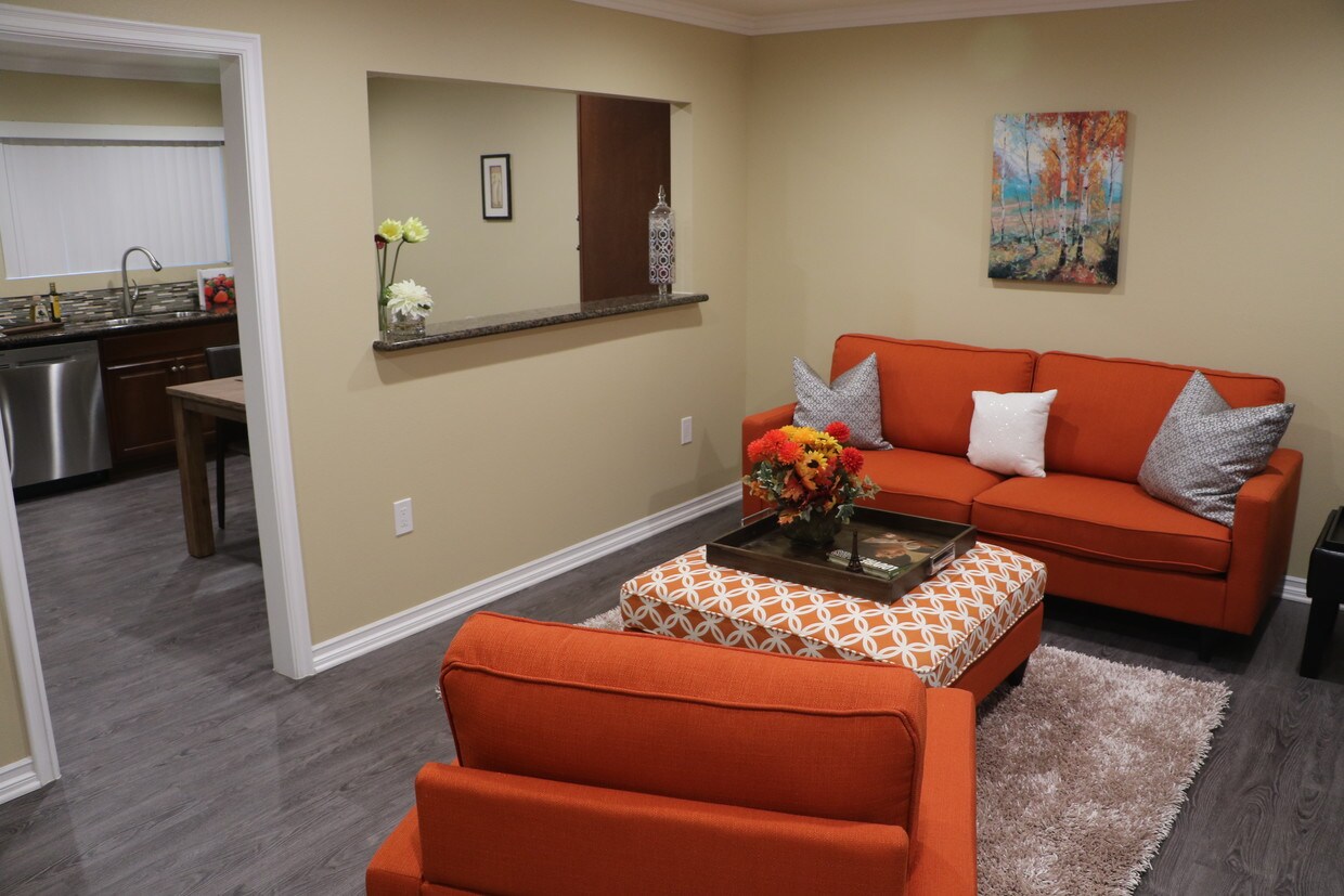 living room - 915 N Orange Grove Blvd