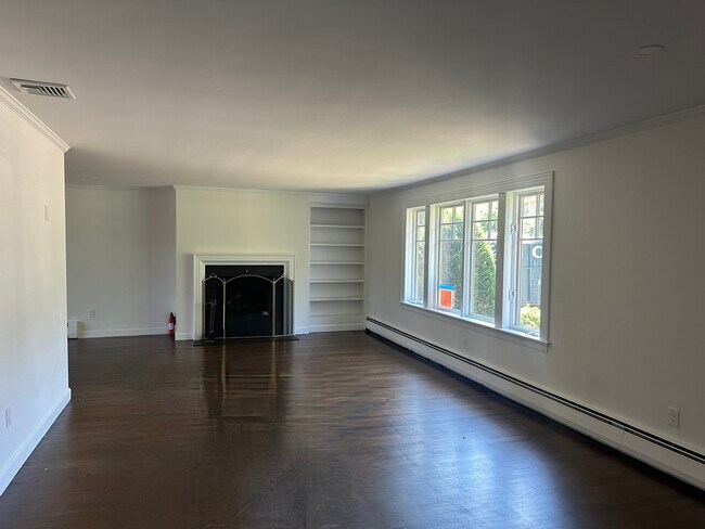 Foto del edificio - 446 Dudley Rd