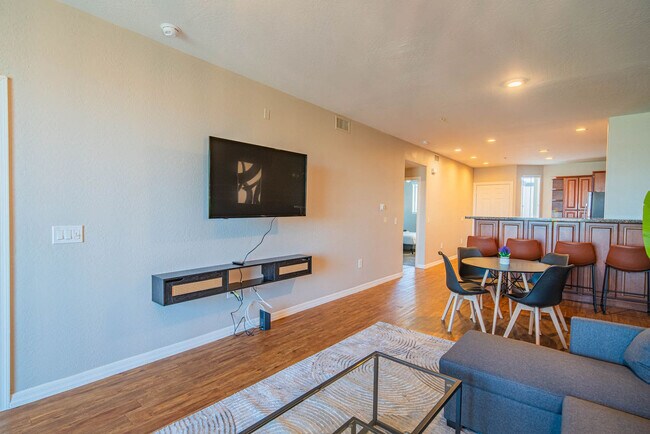 Foto del edificio - 1275 E University Dr