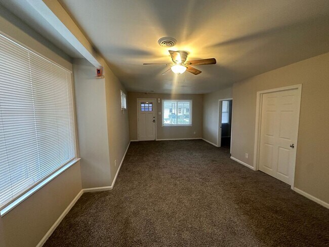 Foto del edificio - Freshly Renovated 3-Bedroom Home – Quality...