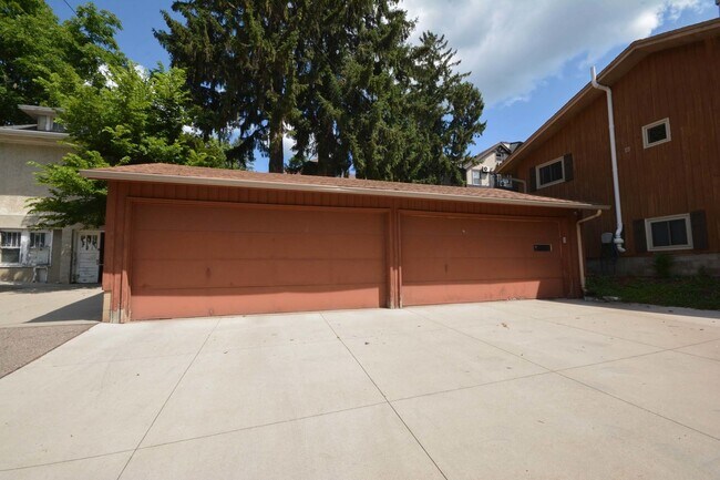 Building Photo - End unit condo in Historic SW neighborhood!