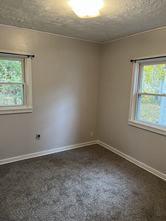 Foto del edificio - 1329 N Jenison Ave