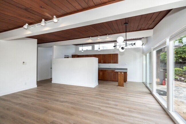 Building Photo - Newly Updated 4 Bed, 2 Bath Eichler w/ AC!