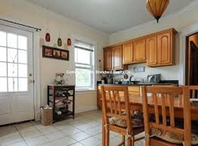 Foto del edificio - Large Sunny Unit on Oak Sq. Porch, Eat-in ...