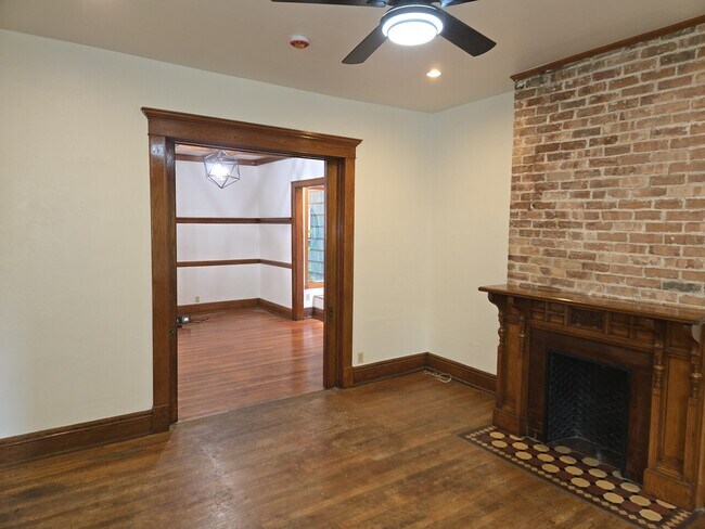 Building Photo - 316 W Utica St