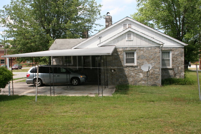 Foto del edificio - 136 E French Broad St