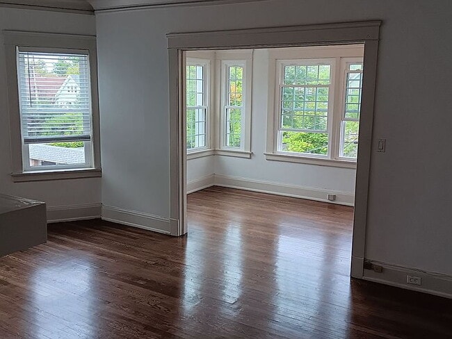 Foto del edificio - "Charming 2-Bedroom Retreat with Spacious Living in Cleveland Heights – 1243 Sq Ft of Comfort!"