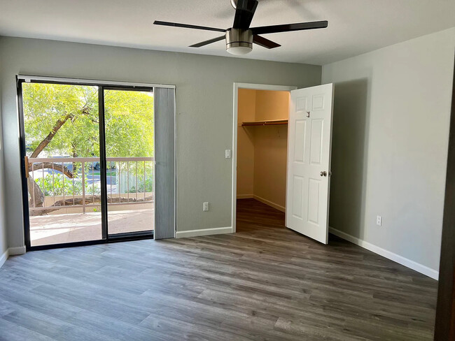 Foto del edificio - 9460 E Mission Ln