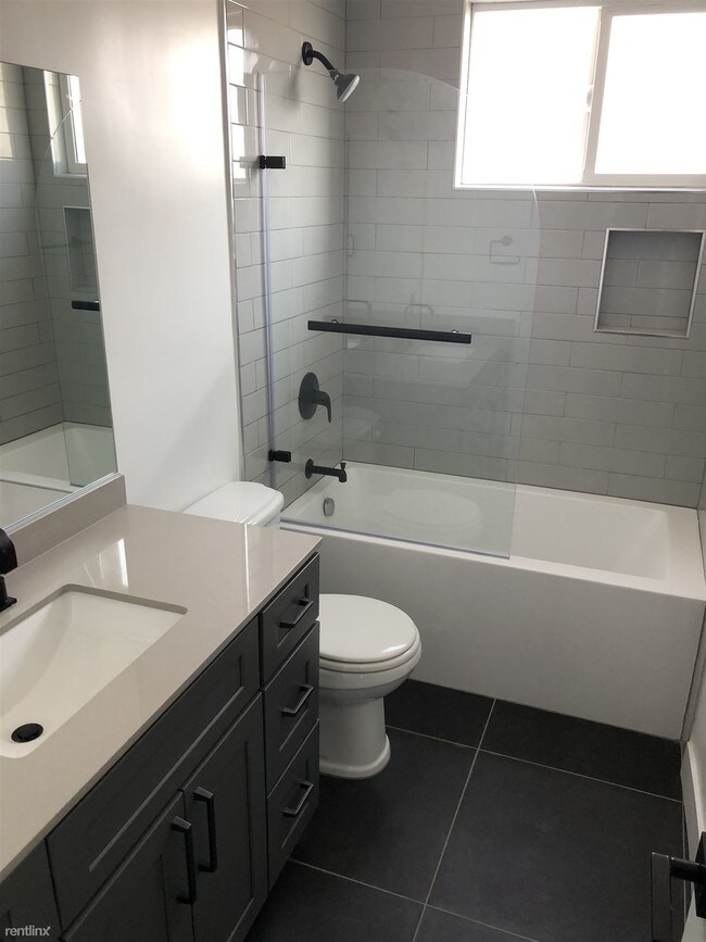 Building Photo - 2 br, 2 bath Apartment - 1870 Rodney Dr Apt 4