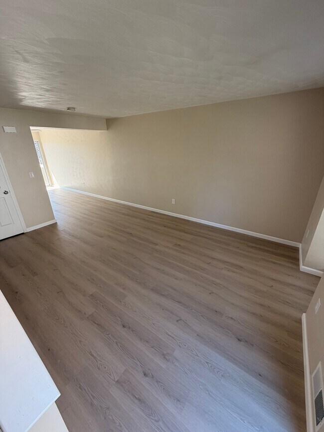 Building Photo - 1011 Pinoak Ct
