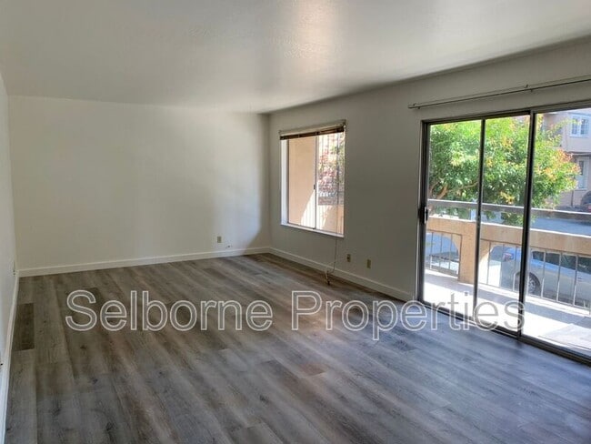 Building Photo - 121 41st St
