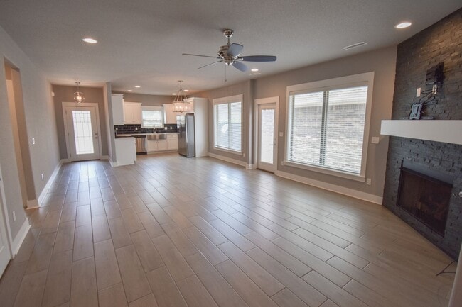 Building Photo - 4 Bedroom 2.5 Bathroom Home in The Heart o...