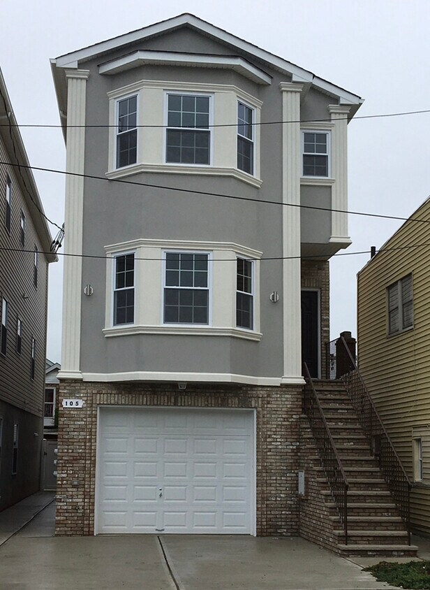 Primary Photo - 105 Cross St