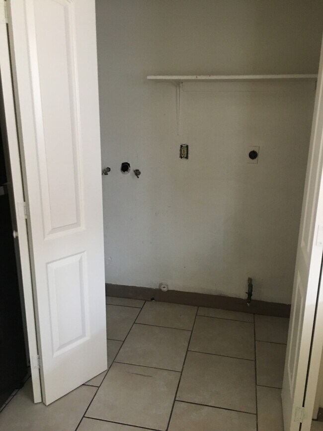 Foto del edificio - 11235 Jones St