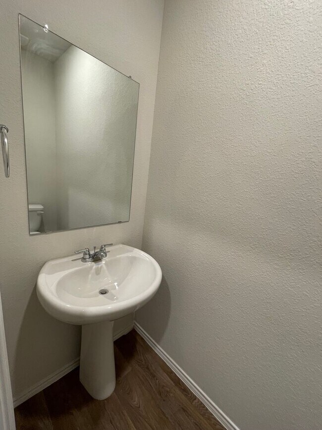 Building Photo - Beautiful 4 bedroom, 2.5 bathroom home in a great location!