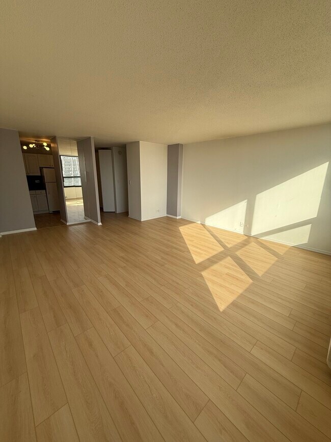 Foto del edificio - 5100 N Marine Dr