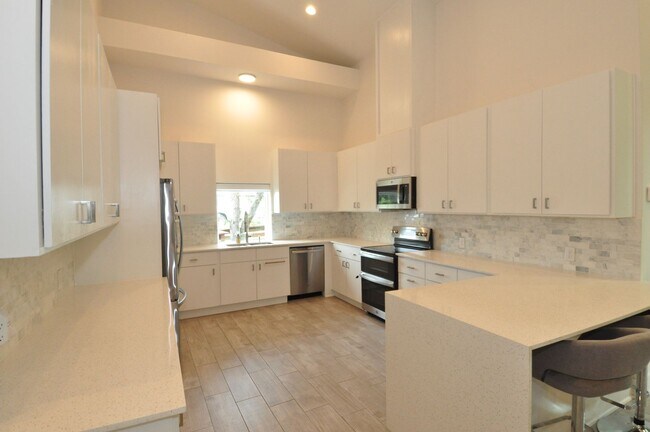 Building Photo - Excellent location with Enclave of newer h...