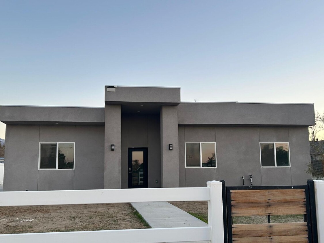 Primary Photo - 9308 E Ave T 6