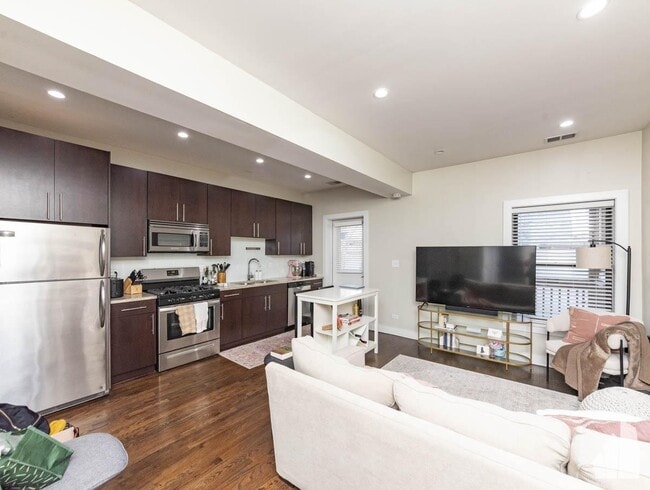 Building Photo - 1 bedroom in Chicago IL 60657