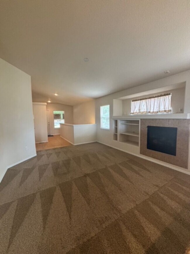 Building Photo - 3 Bed 2.5 Bath Townhouse w/ AC - Available...