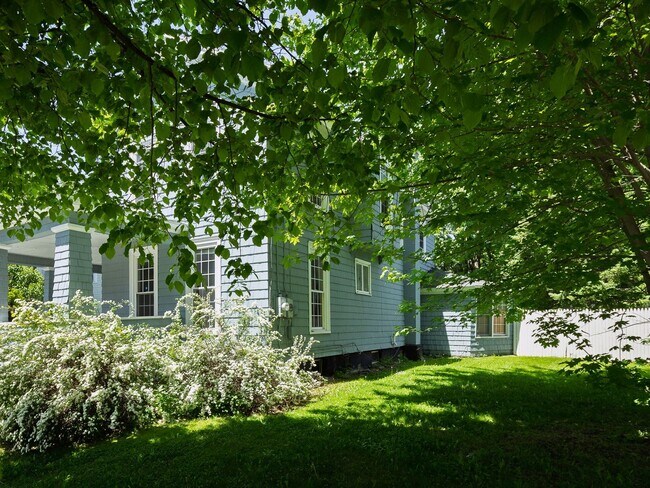 Foto del edificio - Charming and spacious 4-bedroom, 2 full bath home located in the City of Watertown.