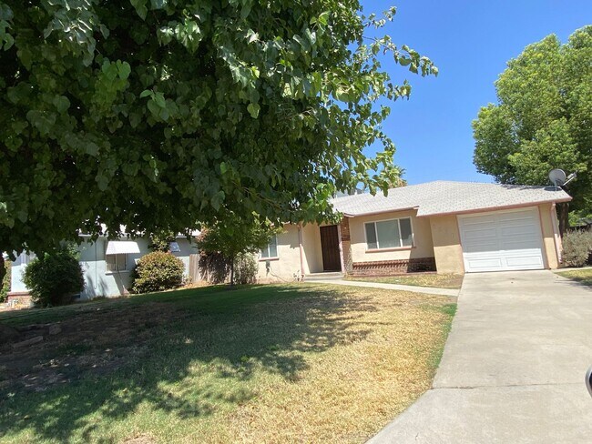 Building Photo - SE Visalia home Rent Ready!