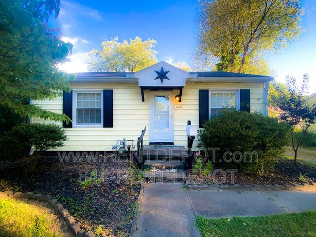 Building Photo - 1807 Waggoner Ave
