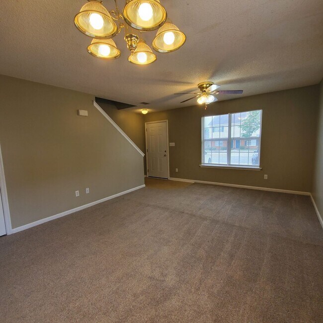 Building Photo - CUTE 2 bedroom, 2½ bath town house close t...