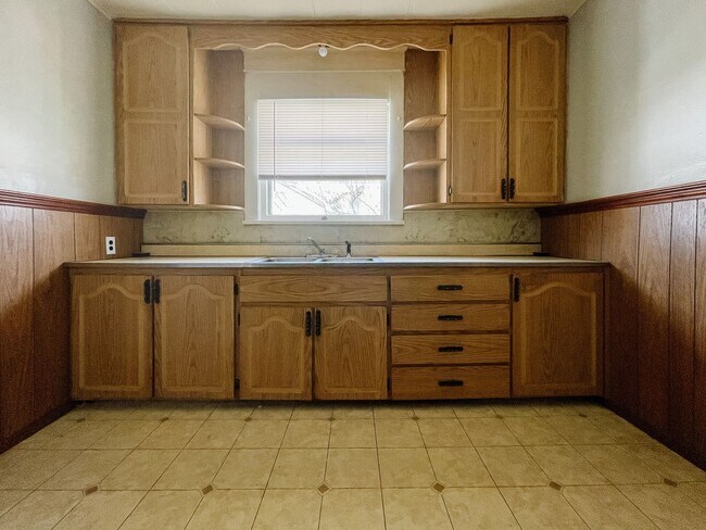 Foto del edificio - 2 Bedroom Home, Fenced in Backyard + Garage! Available Now!