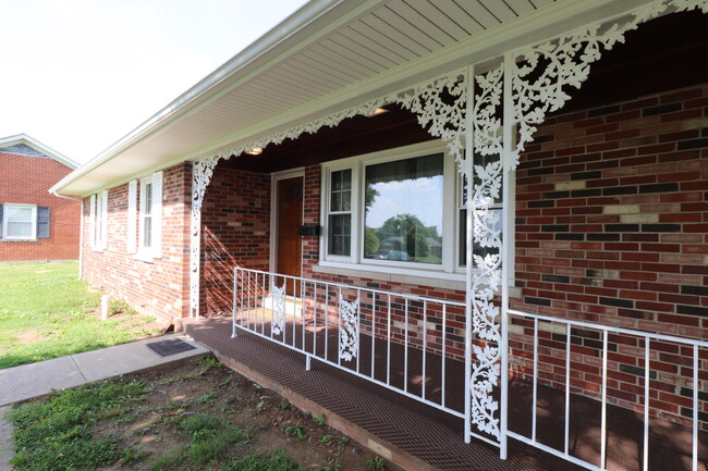 Building Photo - 204 Weil Ln