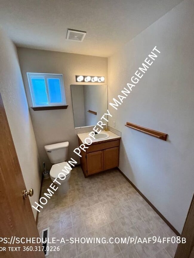 Building Photo - Large 3 bedroom with AC and Bonus Room!  A...