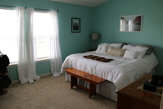 Building Photo - 3 Bedroom, 2.5 Bathroom Townhome, Harrison...