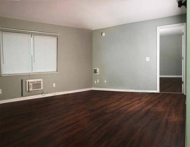 Foto del edificio - 320 Forest Park Dr