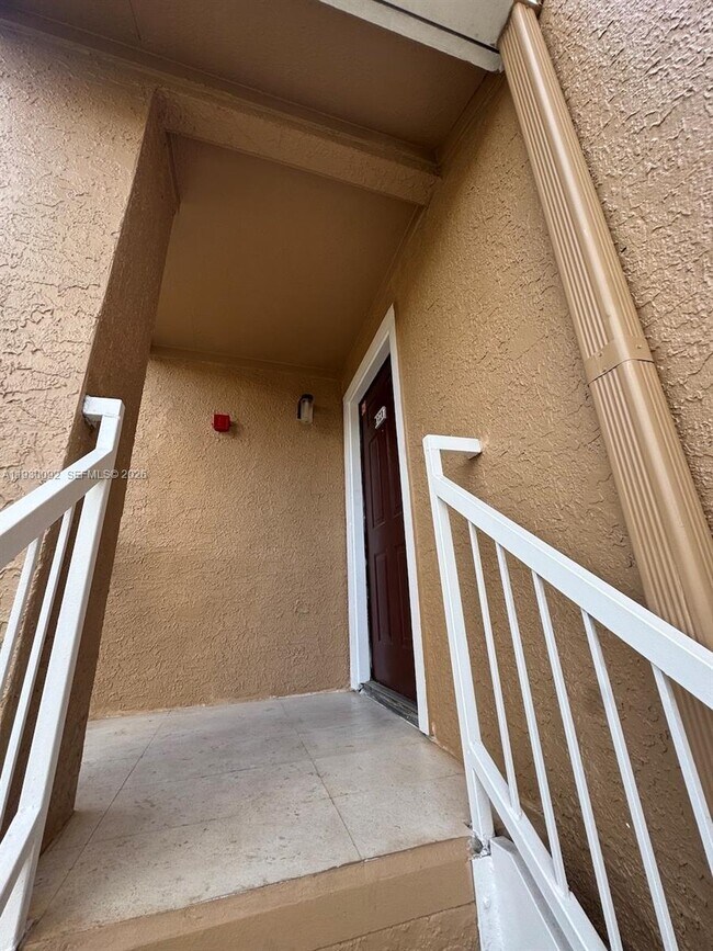 Building Photo - 10501 SW 155th Ct