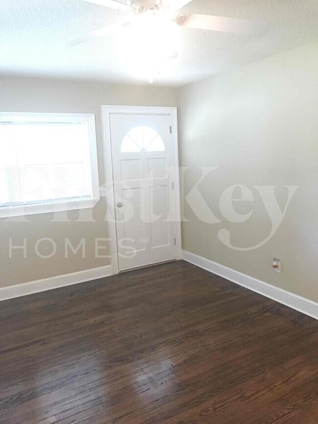 Foto del edificio - 6421 Burgundy Rd S