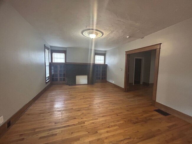 Building Photo - 3 Bedroom with a bonus room in East Davenport