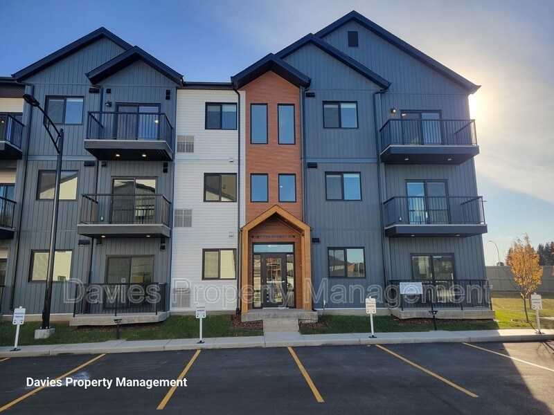 Photo principale - 9207-9228 228 St NW