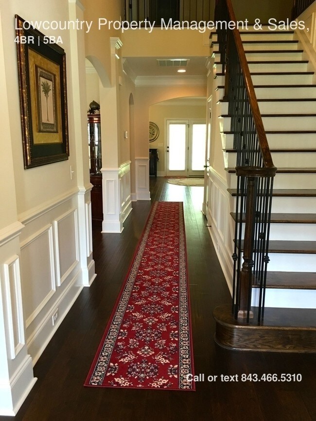 Foto del edificio - 135 Hazeltine Bnd