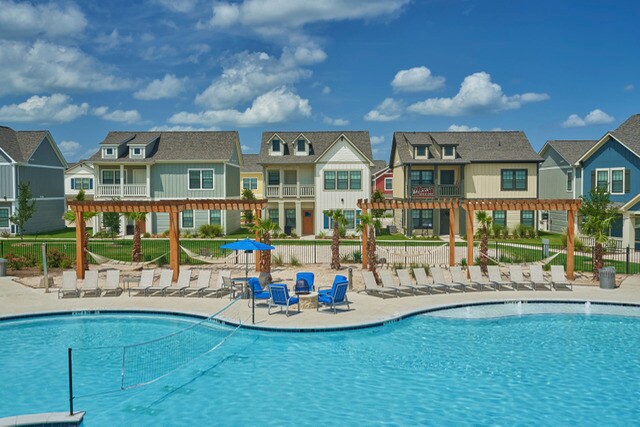 Piscina & Parque de hamacas - The Heights at College Station - Historical Access