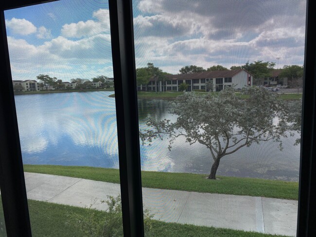 Building Photo - 203 Lake Pointe Dr
