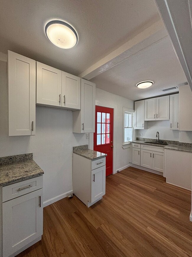 Building Photo - Newly Renovated 2 Bed 1 Bath Home