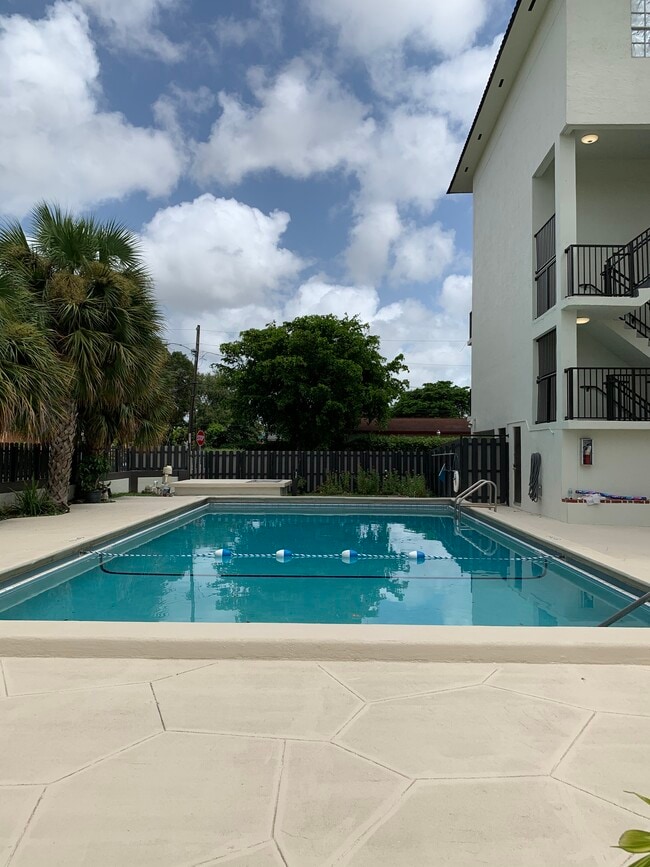 Foto del edificio - 5731 NW 37th St