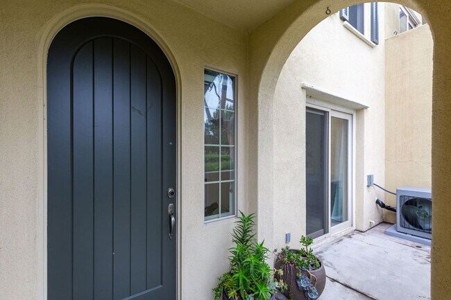 Building Photo - 3 Bed, 2 Bath Townhome in Mission Valley--...