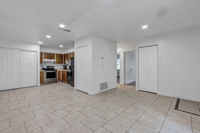 Building Photo - Freshly Updated 2-Bedroom Home with Stainless Steel Appliances & Private Patio – Ocala, FL