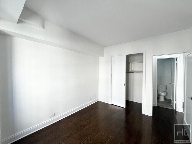 Building Photo - 5 AVENUE