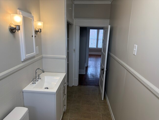 Building Photo - 422 W Main St