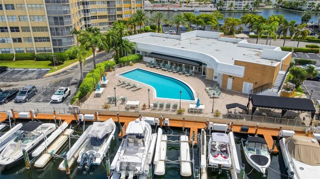 Foto del edificio - 100 Golden Isles Dr