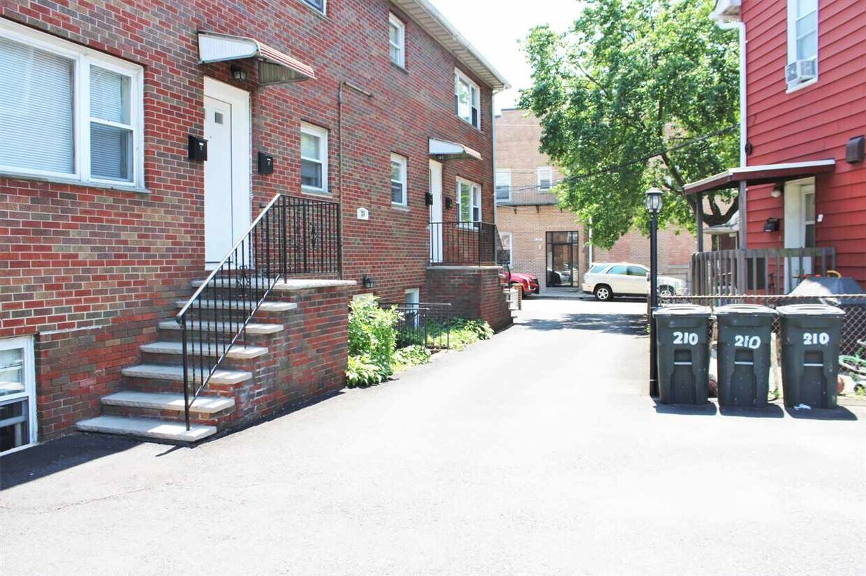 Primary Photo - 210 Huber St