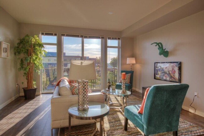 Foto del edificio - Roomy Townhouse in Downtown Burien, Excellent Walkable location!