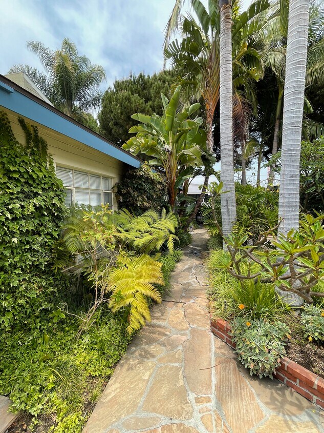 Foto principal - 11344 National Blvd